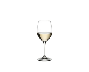 RIEDEL Restaurant Viognier/Chardonnay gefüllt mit einem Getränk auf weißem Hintergrund