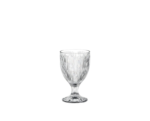 RIEDEL Tumbler Collection Fire All Purpose Glass riempito con una bevanda su sfondo bianco