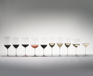 4 RIEDEL Veritas Viognier/Chardonnay glasses stand slightly offset next to each other. The two glasses on the left are filled with white wine, the ones on the right side are filled with red wine.