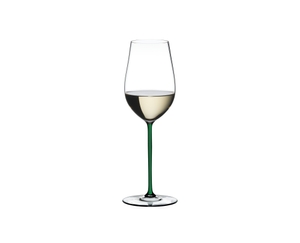 RIEDEL Fatto A Mano Riesling/Zinfandel Green con bebida en un fondo blanco