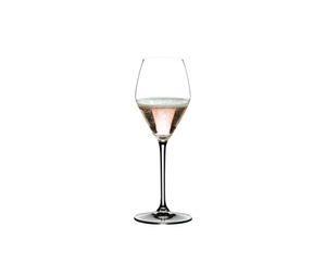 RIEDEL Extreme Restaurant Rosé/Champagne Eiche 0,1 l gefüllt mit einem Getränk auf weißem Hintergrund