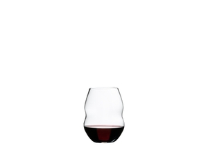 RIEDEL Swirl Rotwein gefüllt mit einem Getränk auf weißem Hintergrund