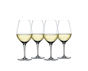 SPIEGELAU Authentis Weißwein gefüllt mit einem Getränk auf weißem Hintergrund