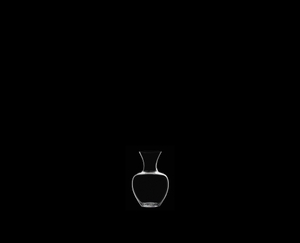 RIEDEL Dekanter Apple NY auf schwarzem Hintergrund