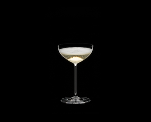 RIEDEL Veritas Restaurant Sektschale/Cocktail gefüllt mit einem Getränk auf schwarzem Hintergrund