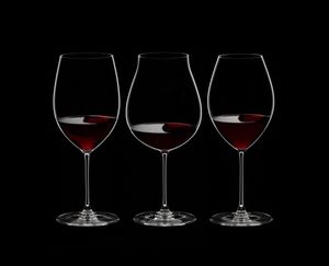 RIEDEL Veritas Rotwein Tasting Set gefüllt mit einem Getränk auf schwarzem Hintergrund