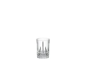 SPIEGELAU Perfect Serve Collection Longdrinkglas - Small gefüllt mit einem Getränk auf weißem Hintergrund