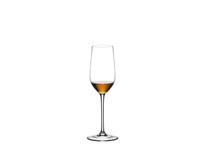 RIEDEL Sommeliers Sherry riempito con una bevanda su sfondo bianco