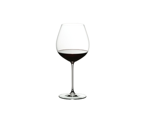 RIEDEL Veritas Restaurant Alte Welt Pinot Noir gefüllt mit einem Getränk auf weißem Hintergrund