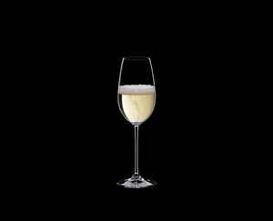 RIEDEL Restaurant Champagnerglas gefüllt mit einem Getränk auf schwarzem Hintergrund
