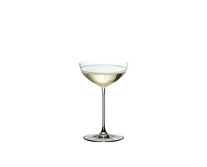 RIEDEL Veritas Restaurant Coupe/Cocktail con bebida en un fondo blanco