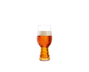 SPIEGELAU Craft Beer Glasses IPA 4er-Set gefüllt mit einem Getränk auf weißem Hintergrund