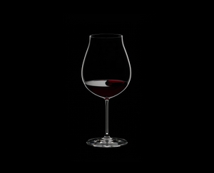 RIEDEL Veritas New World Pinot Noir/Nebbiolo/Rosé Champagne Glass con bebida en un fondo negro