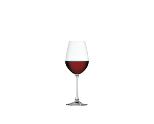 SPIEGELAU Salute Red Wine riempito con una bevanda su sfondo bianco