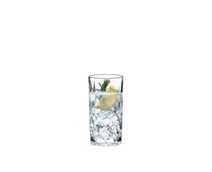RIEDEL Tumbler Collection Spey Long Drink con bebida en un fondo blanco