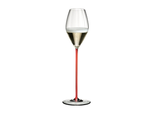 RIEDEL High Performance Champagnerglas - Rot gefüllt mit einem Getränk auf weißem Hintergrund