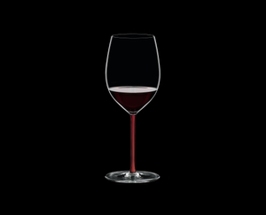 RIEDEL Fatto A Mano R.Q. Cabernet/Merlot Rot gefüllt mit einem Getränk auf schwarzem Hintergrund