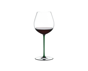 RIEDEL Fatto A Mano Pinot Noir Grün gefüllt mit einem Getränk auf weißem Hintergrund