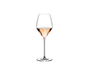 RIEDEL Champagne Dom Pérignon Glass con bebida en un fondo blanco