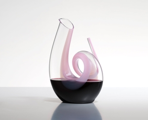 RIEDEL Curly Decanter Rosa Pink in uso