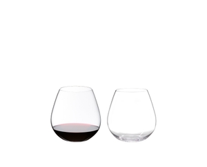 RIEDEL O Wine Tumbler Pinot/Nebbiolo riempito con una bevanda su sfondo bianco