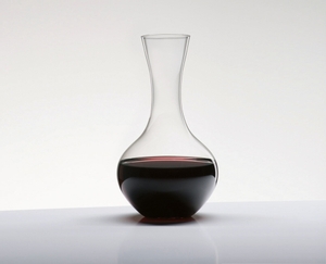 RIEDEL Decanter Syrah in use