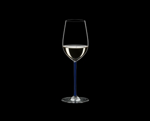 RIEDEL Fatto A Mano Riesling/Zinfandel Blau gefüllt mit einem Getränk auf schwarzem Hintergrund