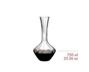 RIEDEL Manufaktur Vitis Exquisit Dekanter gefüllt mit einem Getränk auf weißem Hintergrund