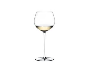 RIEDEL Fatto A Mano Oaked Chardonnay - white rempli avec une boisson sur fond blanc