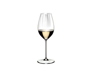 RIEDEL Performance Sauvignon Blanc rempli avec une boisson sur fond blanc