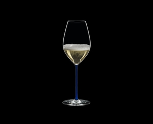 RIEDEL Fatto A Mano Champagner Weinglas Blau gefüllt mit einem Getränk auf schwarzem Hintergrund