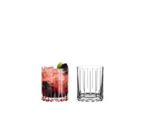 RIEDEL Drink Specific Glassware Double Rocks gefüllt mit einem Getränk auf weißem Hintergrund