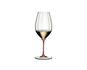 RIEDEL Fatto A Mano Performance Riesling - Rot gefüllt mit einem Getränk auf weißem Hintergrund