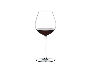 RIEDEL Fatto A Mano Pinot Noir Weiß gefüllt mit einem Getränk auf weißem Hintergrund