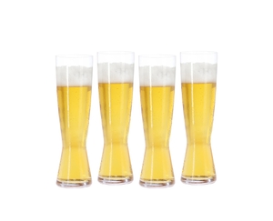 SPIEGELAU Beer Classics Tall Pilsner gefüllt mit einem Getränk auf weißem Hintergrund