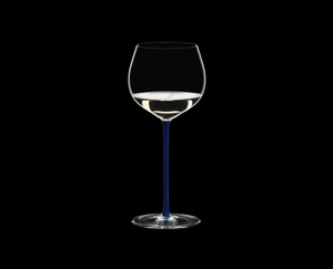 RIEDEL Fatto A Mano Chardonnay (im Fass gereift) Blau gefüllt mit einem Getränk auf schwarzem Hintergrund