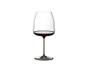 RIEDEL Winewings Pinot Noir/Nebbiolo gefüllt mit einem Getränk auf weißem Hintergrund
