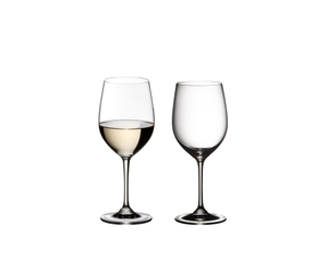 RIEDEL Vinum Viognier/Chardonnay con bebida en un fondo blanco