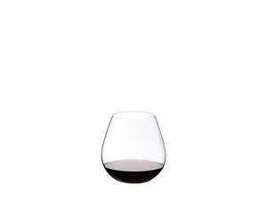 RIEDEL O Wine Tumbler Pinot/Nebbiolo gefüllt mit einem Getränk auf weißem Hintergrund