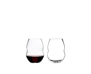 RIEDEL Swirl Rotwein gefüllt mit einem Getränk auf weißem Hintergrund