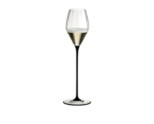 RIEDEL High Performance Bicchiere Champagne Nero riempito con una bevanda su sfondo bianco