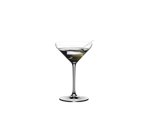 RIEDEL Extreme Martini rempli avec une boisson sur fond blanc