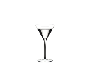RIEDEL Sommeliers Martini gefüllt mit einem Getränk auf weißem Hintergrund