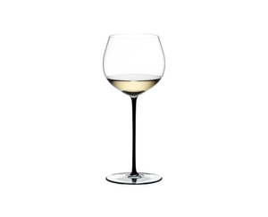 RIEDEL Fatto A Mano Chardonnay (im Fass gereift) - Schwarz gefüllt mit einem Getränk auf weißem Hintergrund