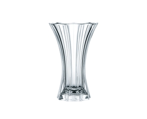 NACHTMANN Saphir Vase - 21cm | 8.25in gefüllt mit einem Getränk auf weißem Hintergrund