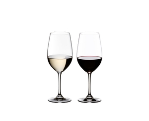 2 RIEDEL Vinum Riesling Grand Cru/Zinfandel glasses stand side by side. The glass on the left side is filled with white wine, the other one is filled with red wine.