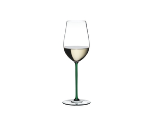 RIEDEL Fatto A Mano Riesling/Zinfandel - verde riempito con una bevanda su sfondo bianco