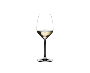 RIEDEL Extreme Restaurant Riesling/Sauvignon Blanc Eiche 0,1l + 0,2l gefüllt mit einem Getränk auf weißem Hintergrund