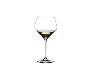 RIEDEL Extreme Chardonnay barrica con bebida en un fondo blanco