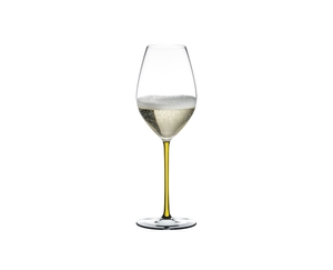 RIEDEL Fatto A Mano Champagne Wine Glass - yellow riempito con una bevanda su sfondo bianco